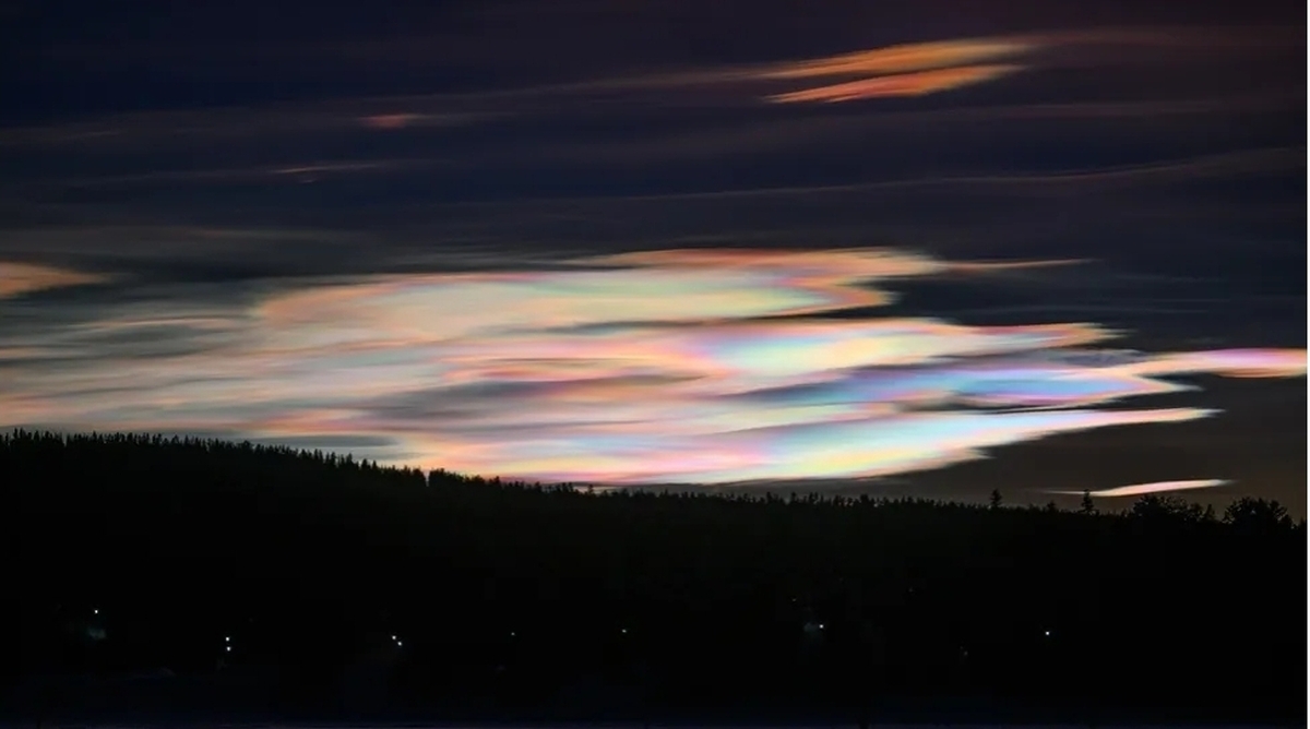 مشاهده ابر‌های رنگین کمانی در آسمان انگلیس