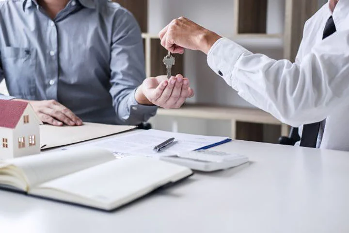 What are the benefits of a real estate lawyer?