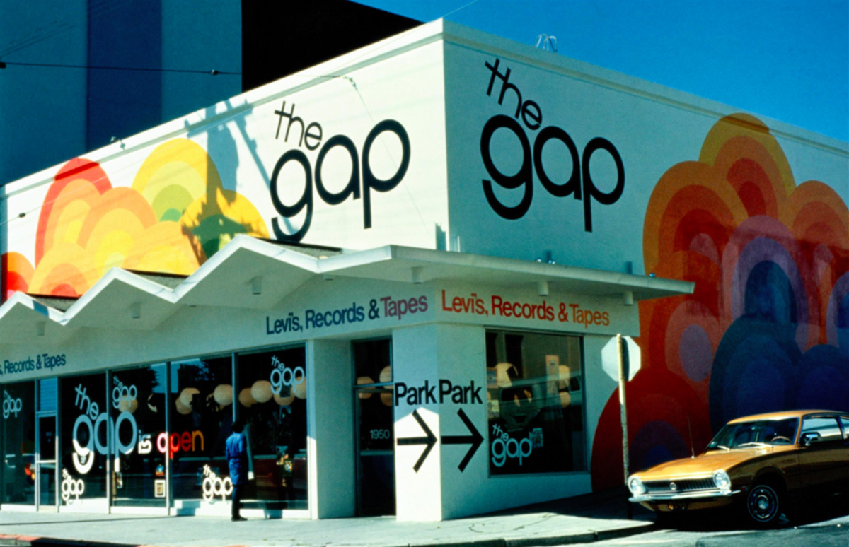 نمای بیرون فروشگاه the gap با لوگوی و رنگبندی متمایز