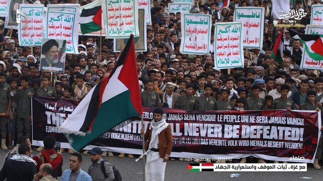تصاویر رئیس‌جمهور شهید ایران در تجمع میلیونی مردم یمن برای حمایت از فلسطین