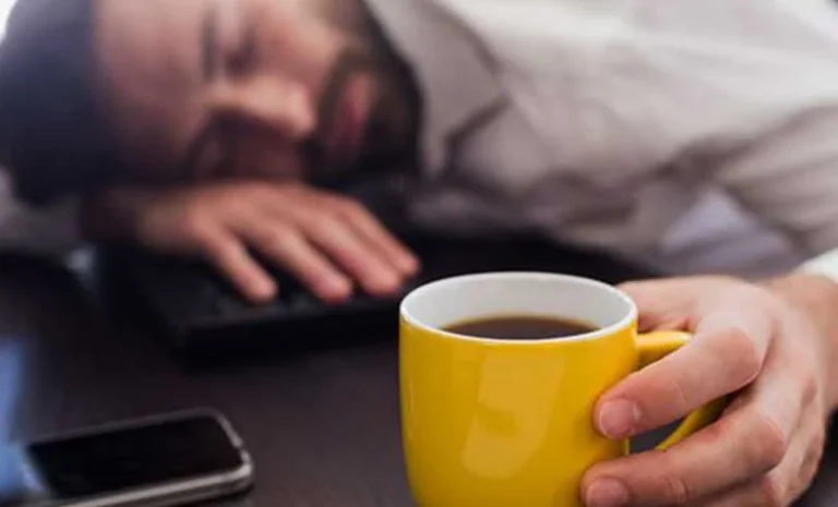 چرا قهوه میخوریم خوابمان می گیرد