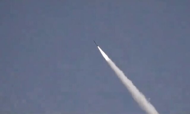 پاکستان موشک فاتح با برد ۱۲۰ کیلومتر را آزمایش کرد