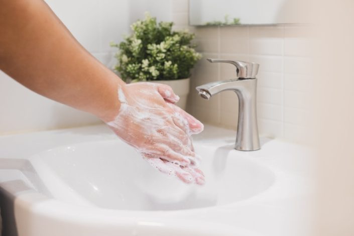 چرا شستن کامل دست‌ ها بعد از استفاده از دستشویی ضروری است؟